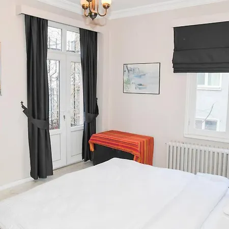 Spectacular Bosphorus View, Private Rooftop Terrace 6br, 2ba Стамбул